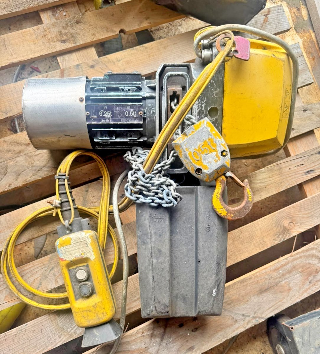 Morris 500kg Electric Chain Hoist 400V 3 Phase With Pendant & Chain Container